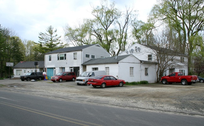 20 Station Rd in Brookfield, CT - Building Photo - Building Photo