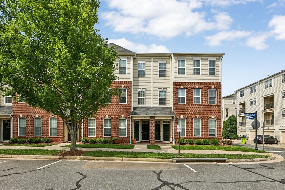 19445 Promenade Dr in Leesburg, VA - Building Photo