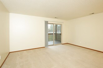 Pheasant Run Apartments in Cedar Rapids, IA - Building Photo - Interior Photo