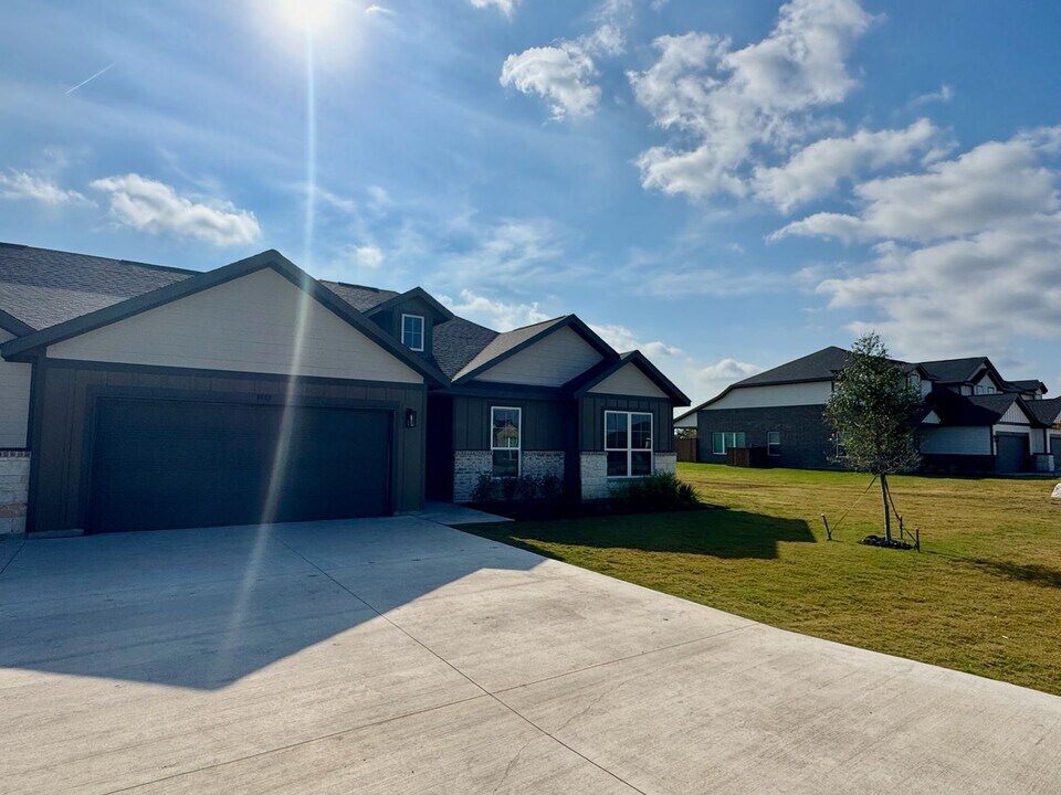 3842-3844 Clovis St in Midlothian, TX - Building Photo