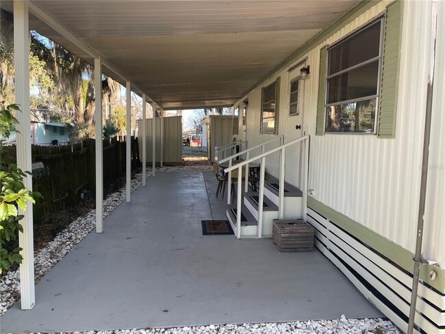 1079 NW 7th Blvd in Lake Panasoffkee, FL - Building Photo - Building Photo