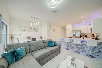 3371 W 106th Terrace in Hialeah, FL - Building Photo - Building Photo