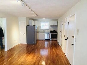 104 Trowbridge St, Unit 4 in Cambridge, MA - Building Photo - Building Photo