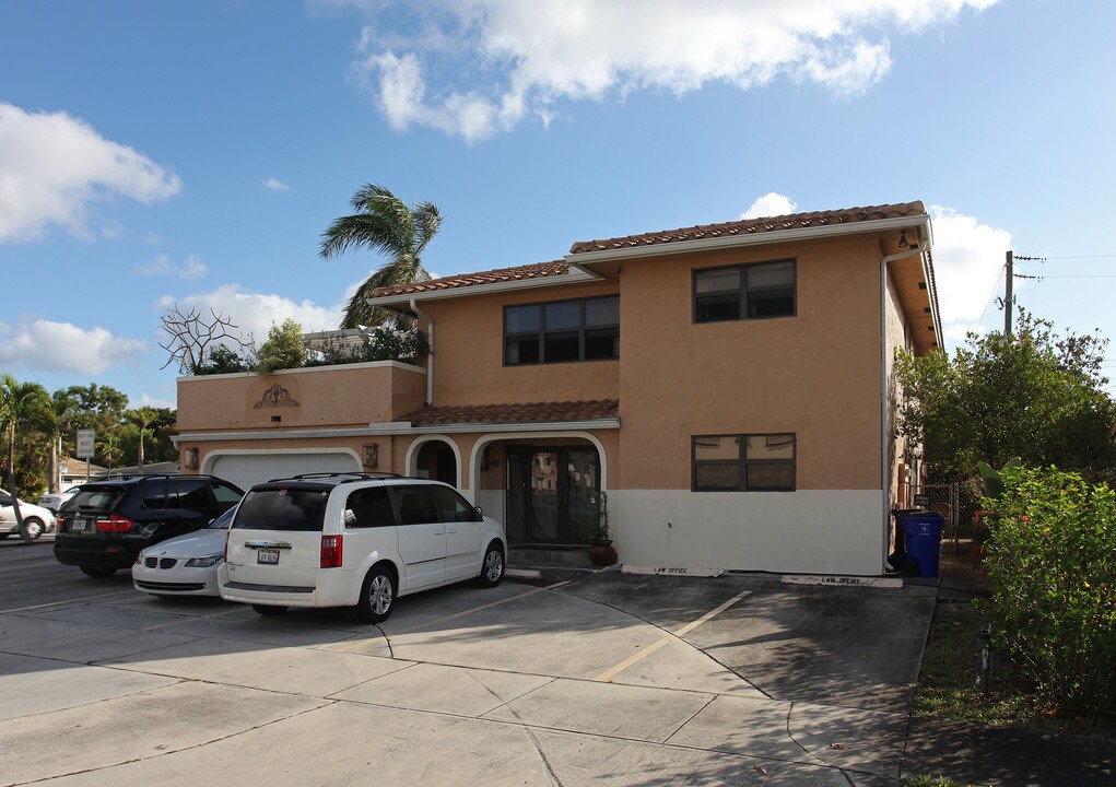 900 E Hillsboro Blvd in Deerfield Beach, FL - Building Photo