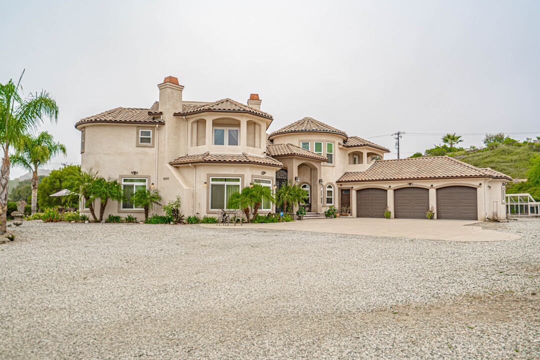 26905 Rolling Hills Ave in Santa Clarita, CA - Building Photo