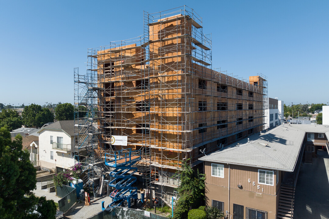 6559 Brynhurst Ave in Los Angeles, CA - Foto de edificio