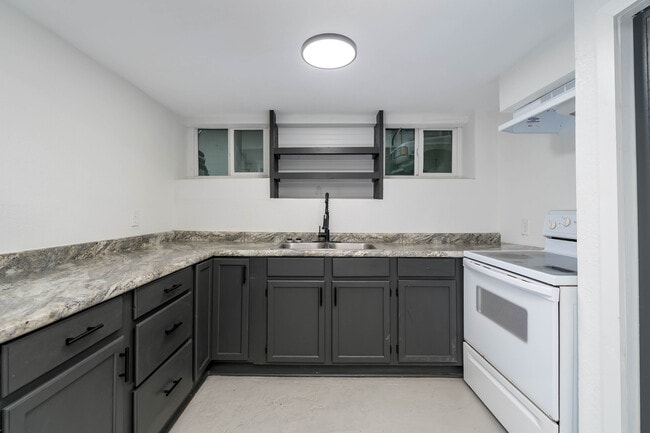 128 E 10th Ave in Hutchinson, KS - Building Photo - Building Photo