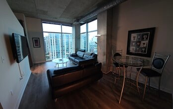 250 Pharr Rd NE, Unit 1907 in Atlanta, GA - Foto de edificio - Building Photo