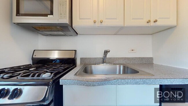 95 Christopher St in New York, NY - Building Photo - Building Photo