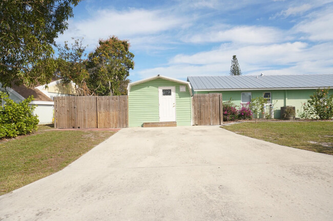 1301 SE Mohave St in Port St. Lucie, FL - Building Photo - Building Photo