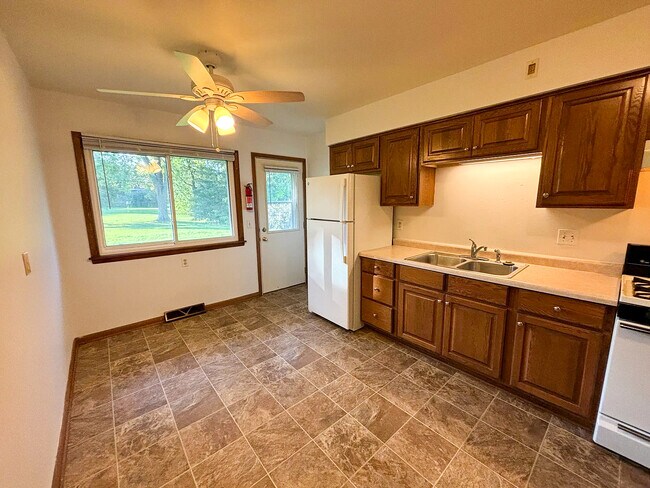 37 W Klubertanz Dr in Sun Prairie, WI - Building Photo - Building Photo