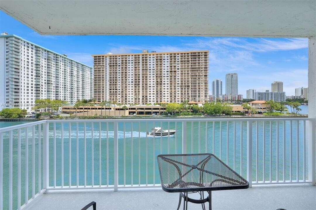 4000 NE 169th St in North Miami Beach, FL - Building Photo