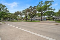 1068 Chimney Rock Rd in Houston, TX - Building Photo - Building Photo