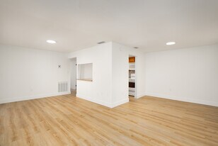 22291 Westchester Blvd, Unit 305 in Port Charlotte, FL - Building Photo