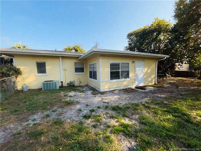 1701 Sunrise Blvd in Fort Pierce, FL - Building Photo - Building Photo