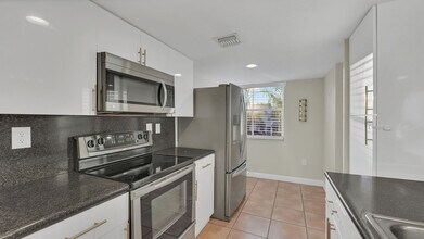 4635 NW 97th Pl, Unit 158 in Doral, FL - Foto de edificio - Building Photo