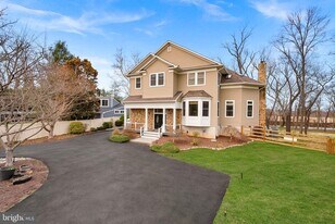 19451 Youngs Cliff Rd in Sterling, VA - Building Photo