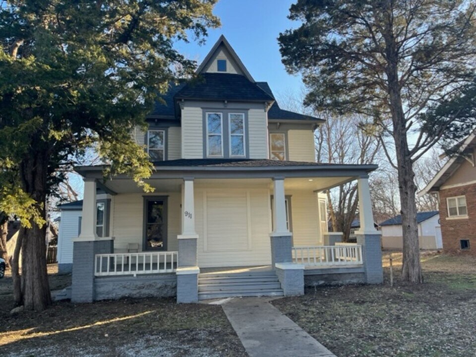 911 W Central Ave-Unit -1 in El Dorado, KS - Building Photo