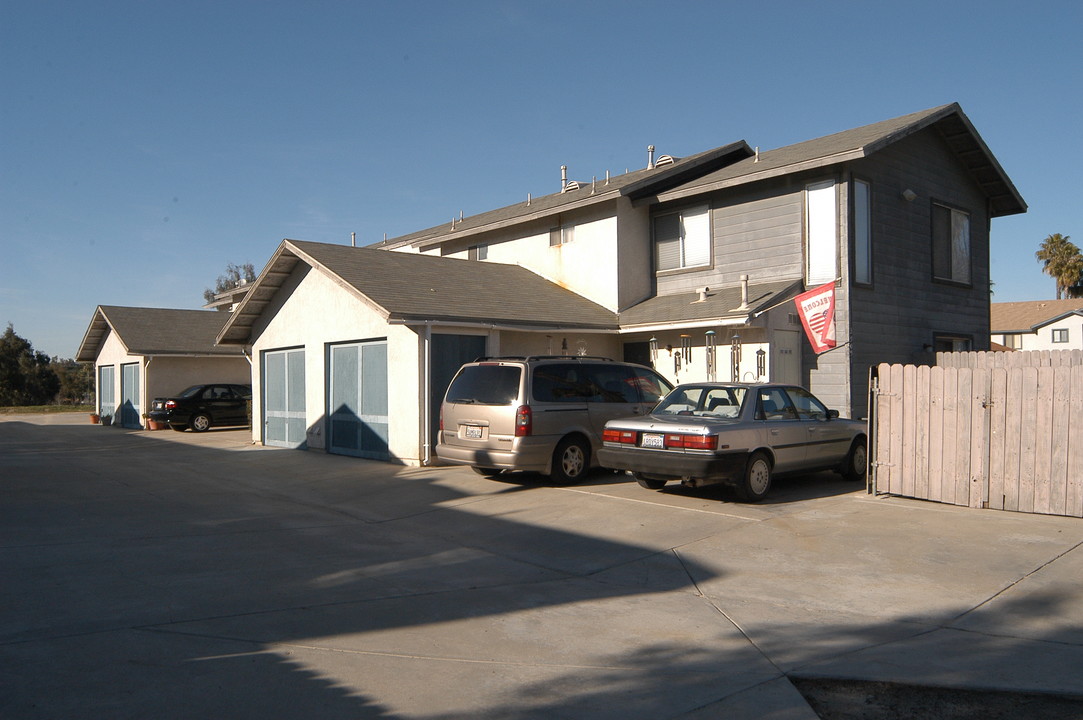 39091 Agua Vista in Murrieta Hot Springs, CA - Building Photo