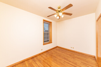 2375 W Montana St, Unit 2C in Chicago, IL - Building Photo - Building Photo