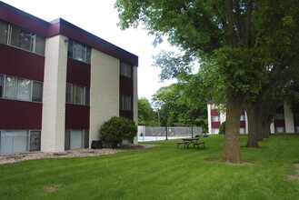 Glenwood Terrace in Mankato, MN - Building Photo - Building Photo