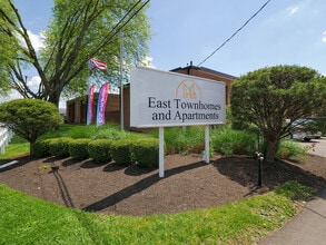 East Townhomes and Apartments in Columbus, OH - Foto de edificio - Building Photo