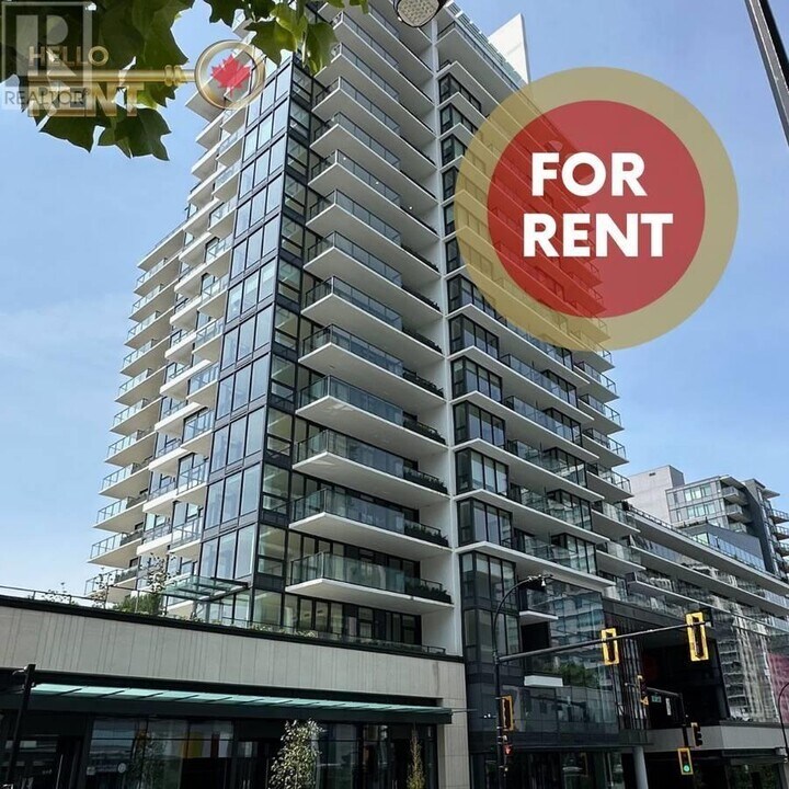 135-135 13th St E in North Vancouver, BC - Building Photo