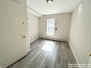 89 Hammond St, Unit Garden in Boston, MA - Building Photo - Building Photo