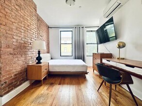 Furnished room/NOT APARTMENT in Queens, NY - Building Photo - Building Photo