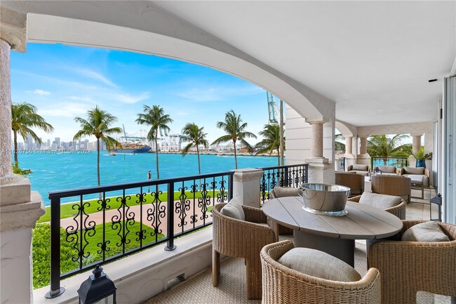 5325 Fisher Island Dr in Miami Beach, FL - Foto de edificio - Building Photo