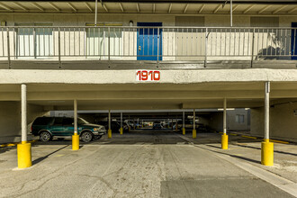 Skyline Apartments on Ferrell in Las Vegas, NV - Building Photo - Building Photo