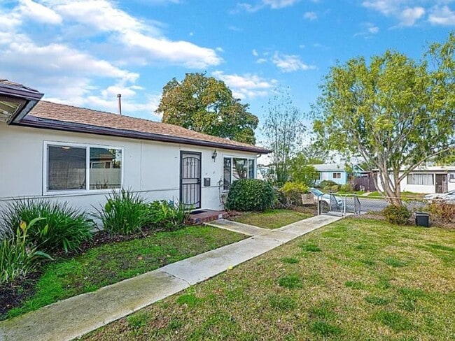 4893 Coconino Way in San Diego, CA - Building Photo - Building Photo