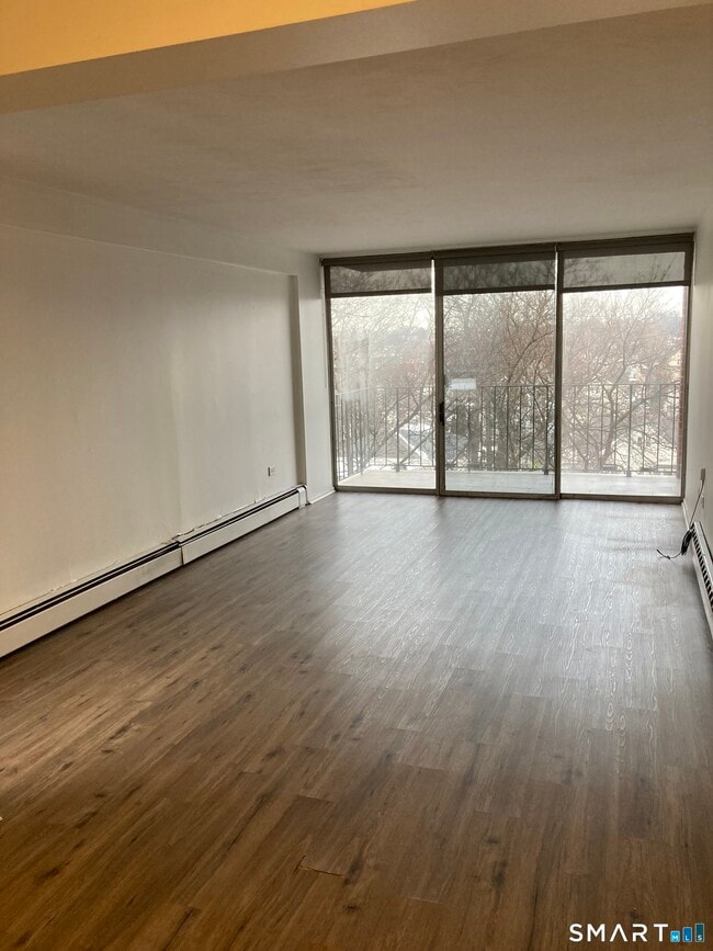 87 Glenbrook Rd in Stamford, CT - Foto de edificio - Building Photo