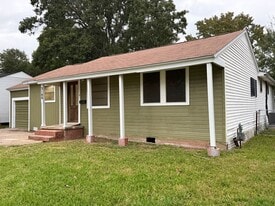 3100 Boyd Ave in Groves, TX - Building Photo