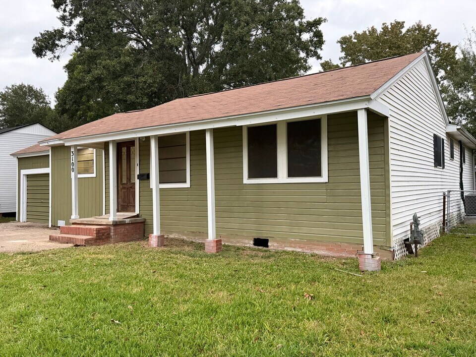 3100 Boyd Ave in Groves, TX - Building Photo