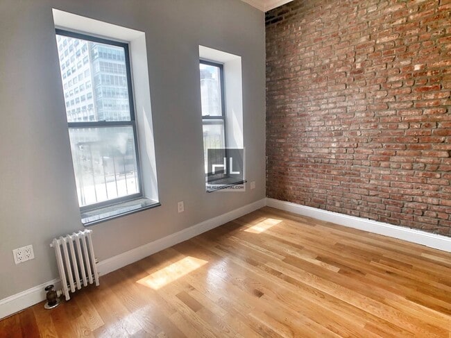 E 100TH ST. in New York, NY - Foto de edificio - Building Photo