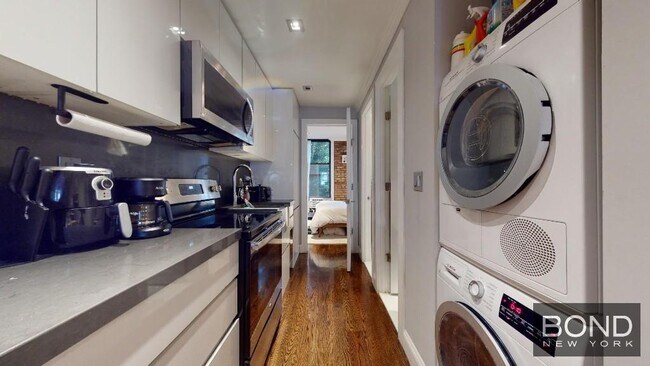 334 E 6th St in New York, NY - Building Photo - Building Photo