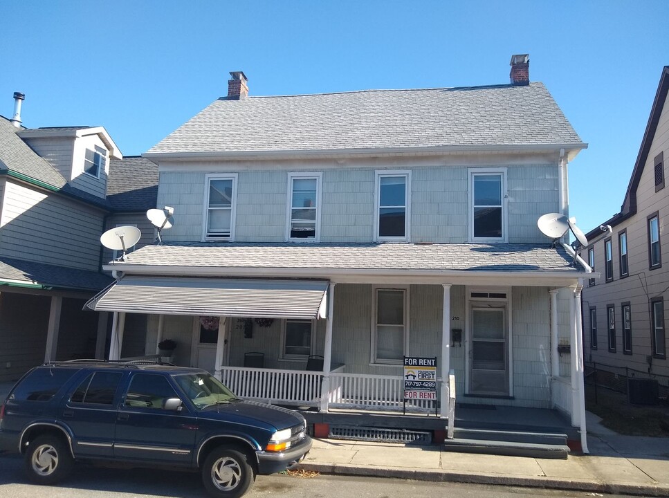208 Ruth Ave in Hanover, PA - Building Photo