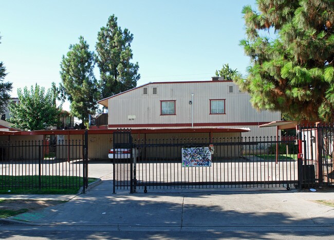 2525 W Andrews Ave in Fresno, CA - Foto de edificio - Building Photo