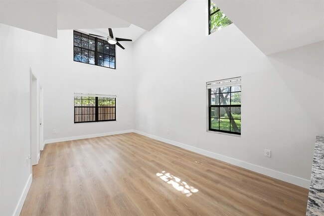 243 City View Dr in Fort Lauderdale, FL - Foto de edificio - Building Photo