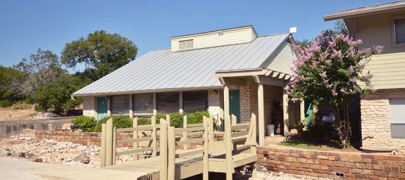 Bay Cliff Apartments in Horseshoe Bay, TX - Foto de edificio