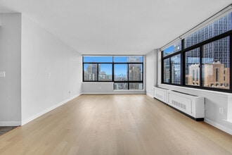 303 E 43rd St, Unit 27B in New York, NY - Foto de edificio - Building Photo