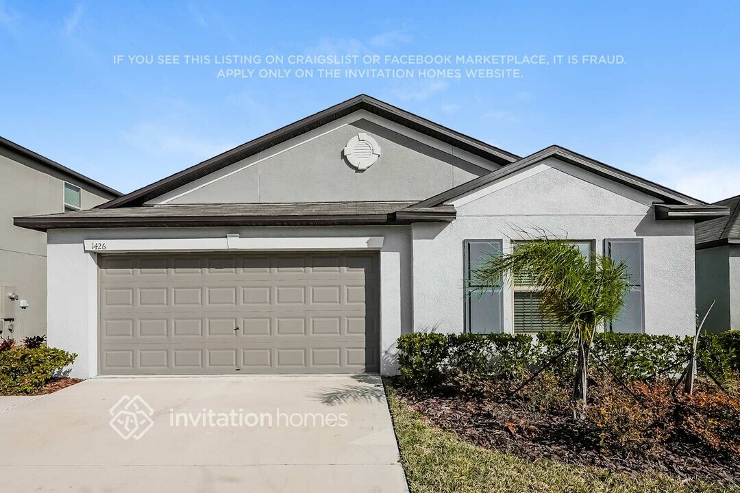 1426 Flower Dust Dr in Ruskin, FL - Foto de edificio