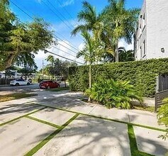 325 SW 30th Rd in Miami, FL - Building Photo - Building Photo