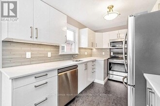 21 Lynvalley Crescent in Toronto, ON - Building Photo - Building Photo