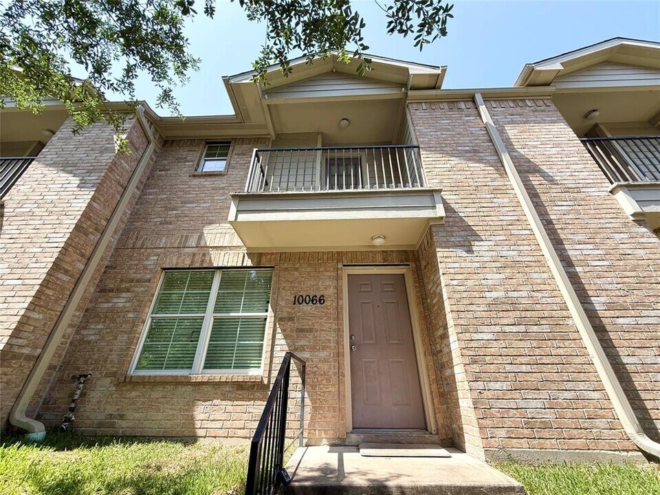 10066 Emnora Ln in Houston, TX - Building Photo