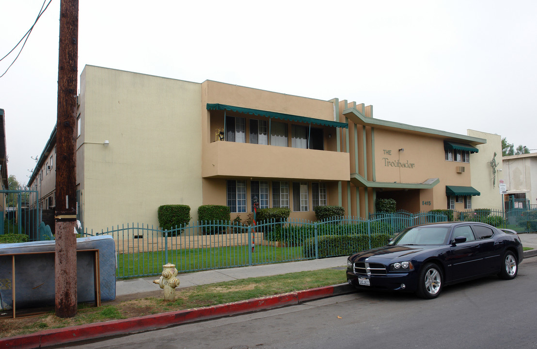 8415 Willis Ave in Panorama City, CA - Building Photo