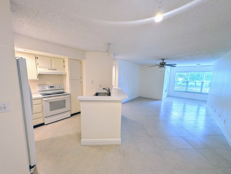 437 Vista Isles Dr, Unit 2216 in Plantation, FL - Building Photo