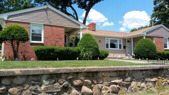 108 Beachmont Ave in Cranston, RI - Building Photo