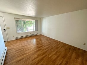 514 NE Dallas Ct in Dallas, OR - Building Photo - Building Photo